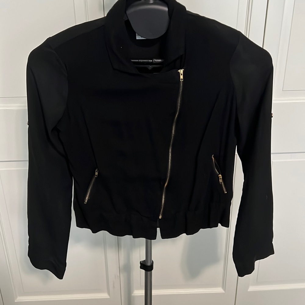 BLACK ZIP UP LIGHTWEIGHT JACKET!
